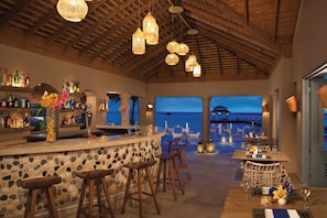 3 bares/lounges, bar na praia