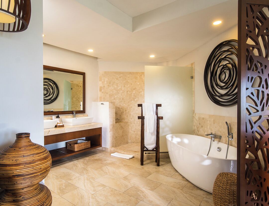 Deluxe studio suite, uitzicht op tuin | Badkamer | Een haardroger, handdoeken, zeep, shampoo