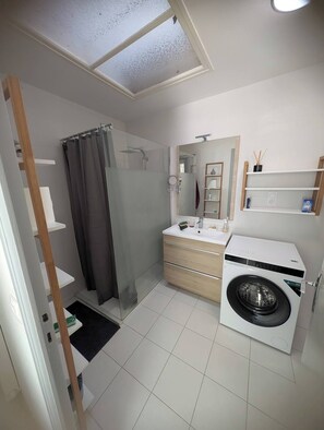 Douche, serviettes fournies, papier toilette
