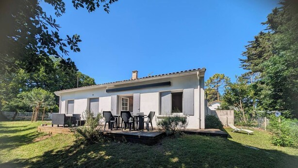 A two-story house with a patio, outdoor seating, and a small garden. - Meschers. Beach within walking distance, garden & terrace (Meschers-sur-Gironde)