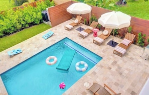 A backyard with a swimming pool, lounge chairs, and umbrellas. - Las Olas-8 BD with Two HTD Pool-Jacuzzi-BBQ-Games (Fort Lauderdale)