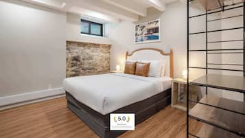 Desk, iron/ironing board, WiFi, bed sheets