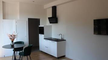 Deluxe Studio, City View | Dining