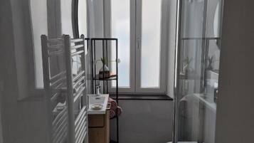 Apartment, Balcony, City View | Bathroom