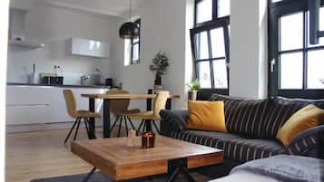 Deluxe-Apartment, Balkon, Seeblick | Wohnbereich