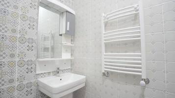 Chambre Standard Double ou avec lits jumeaux | Salle de bain | Douche, articles de toilette gratuits, serviettes fournies, savon