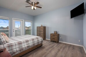 Iron/ironing board, Internet, bed sheets - Coastal Getaway 4 Bedroom Sleeps 16 with Beach Access (Bolivar Peninsula)