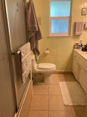 Bathroom - Welcoming 1-bedroom house with AC in charming Vacaville (Vacaville)