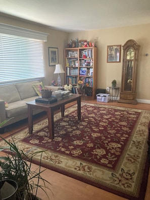 Living area - Welcoming 1-bedroom house with AC in charming Vacaville (Vacaville)