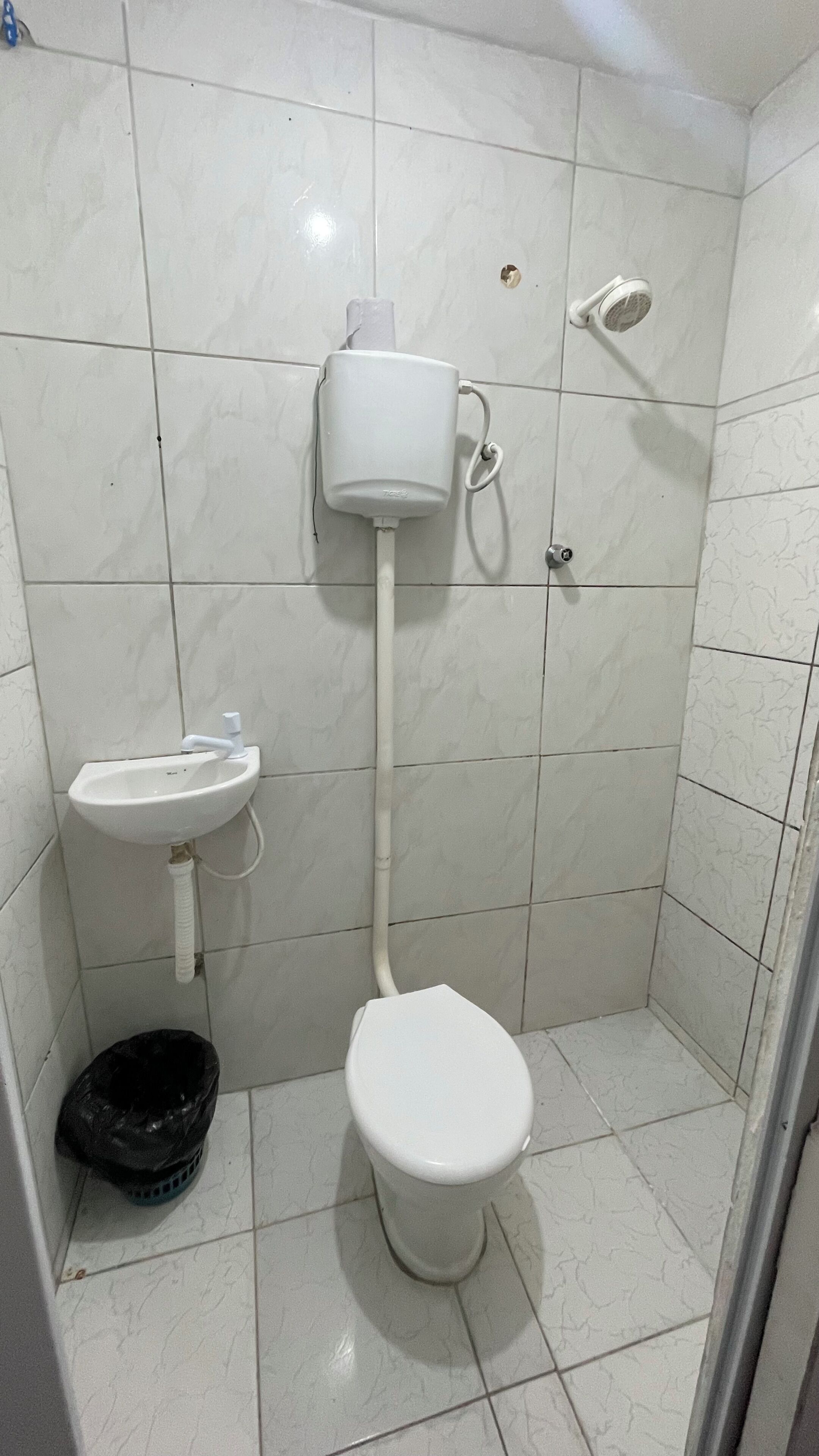 Economy-Dreibettzimmer | Badezimmer | Dusche, Handtücher, Toilettenpapier
