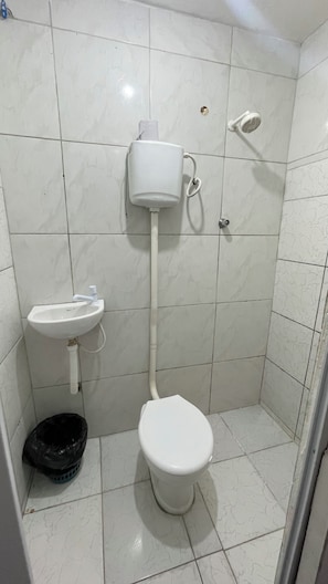 Economy Triple Room | Bathroom