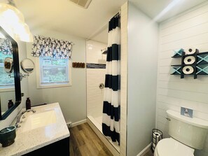 Shower, hair dryer, towels, toilet paper - 3-bedroom house in serene Old Orchard Beach. Short walk, Beach & Amusement Park. (Old Orchard Beach)