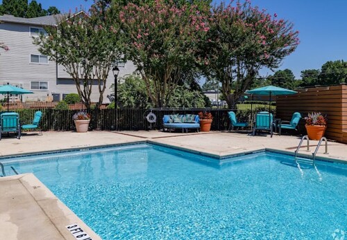 Cozy 1-bedroom apartment in perfect Decatur with pool and gym access. Near Emory