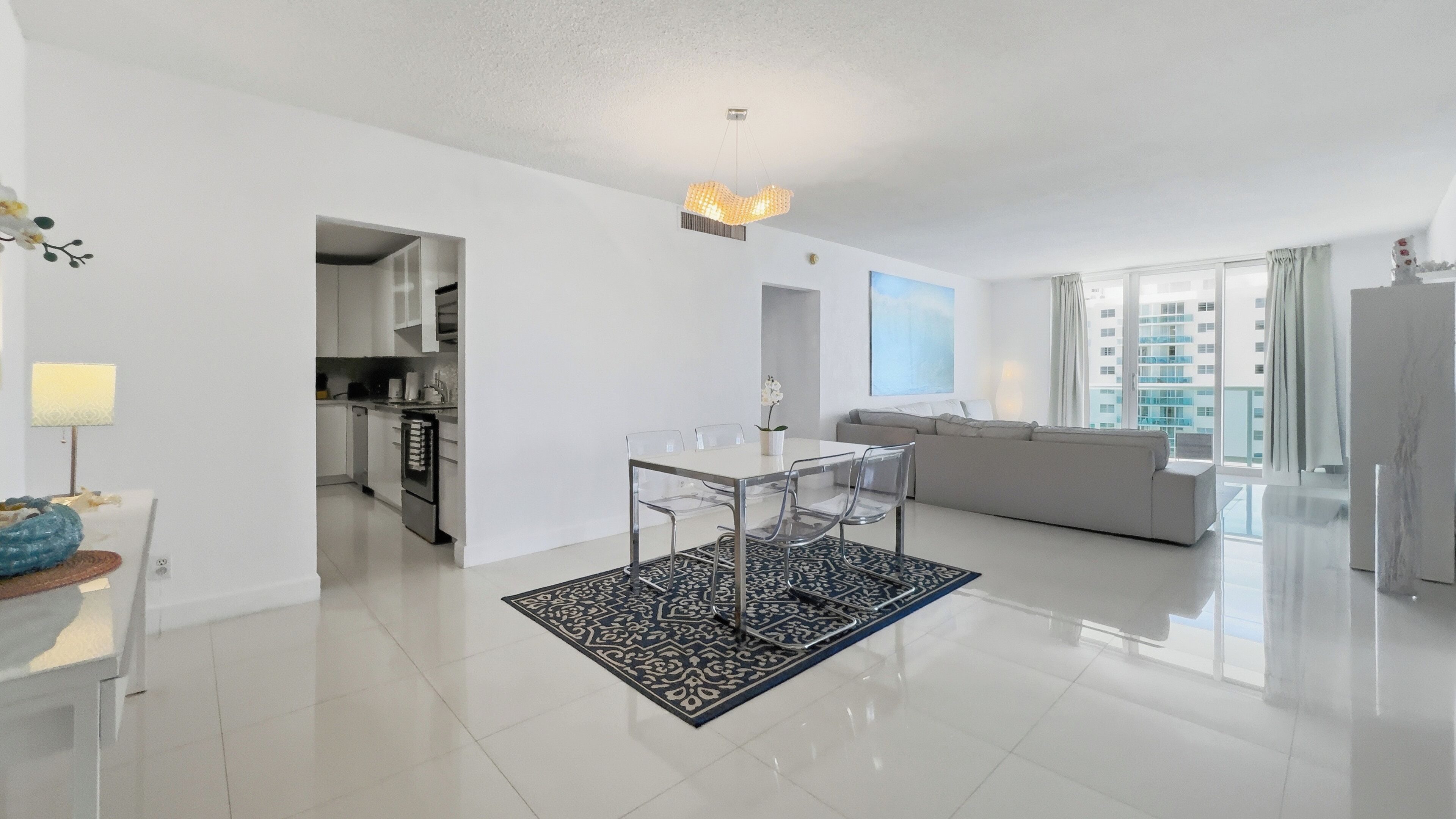 Um apartamento moderno com área de jantar, cozinha e sala de estar.
