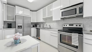 Family Condo, Beach View | Private kitchen
