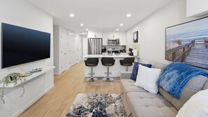 Um apartamento moderno com cozinha, sala de jantar e sala de estar.