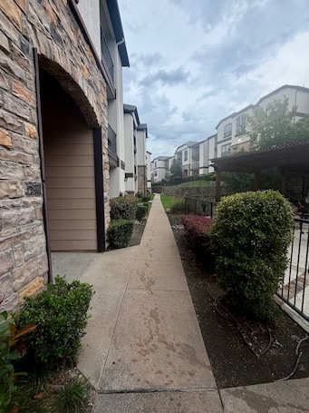 Dallas 1BR Apartment Pool View-Walk to Food & Shops