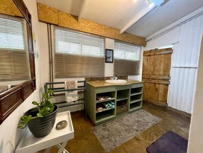 Economy Studio, Garden View | Bathroom | Shower, hair dryer, towels, soap - Equleni Farm (Knysna)