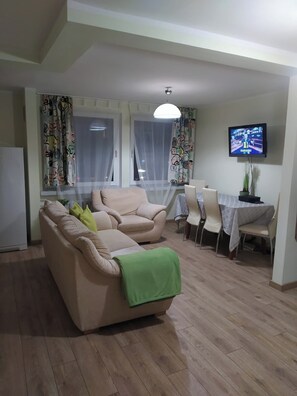 Comfort-Apartment, Balkon | Wohnbereich