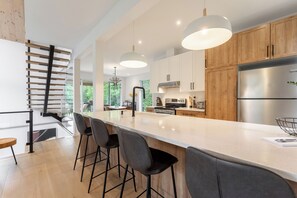 Wasserkocher mit Kaffee-/Teezubehör, Kühlschrank, Mikrowelle, Ofen
