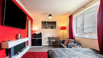 Iron/ironing board, internet, bed sheets