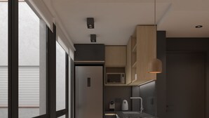 Una cocina moderna con un amplio ventanal, un microondas integrado y una zona de comedor con mesa y sillas.