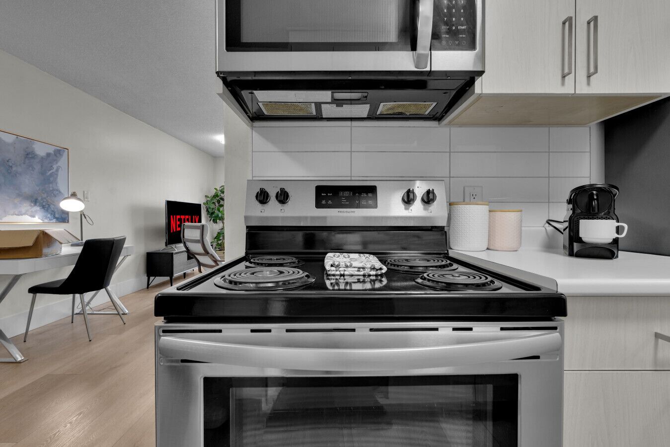 Frigorífico, microondas, horno y placa de cocina