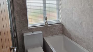 Secadora de cabello, toallas, jabón, papel de baño