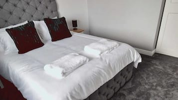3 quartos, escrivaninha, ferros/tábuas de passar roupa, berço de viagem