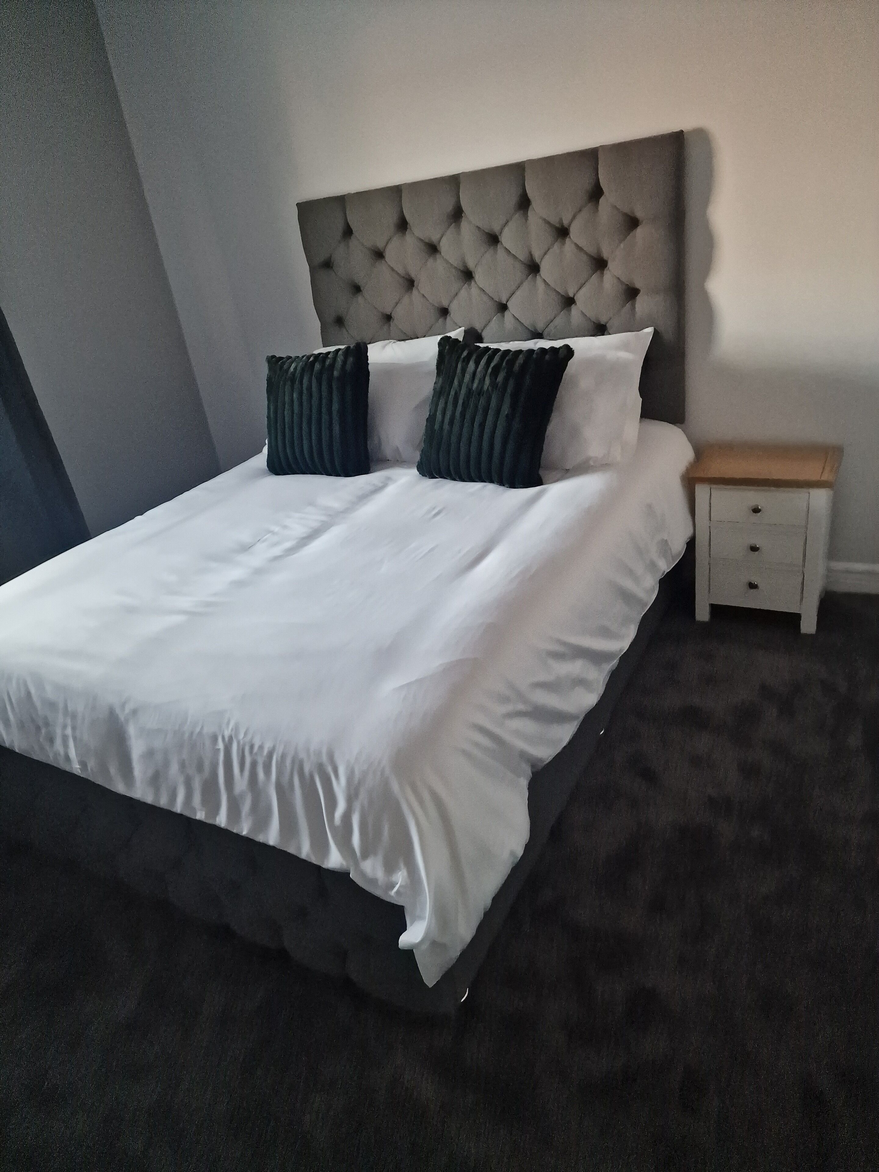 3 bedrooms, desk, iron/ironing board, travel crib