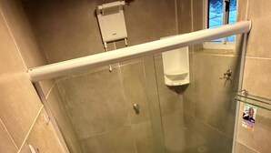 Ein Badezimmer mit Duschkabine, Toilette und Waschbecken.