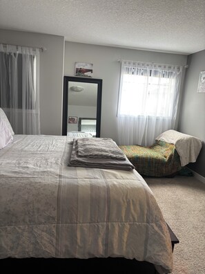 Room - Beautiful, quiet, clean, cozy and affordable house to host at least 10 guest. (Grande Prairie)