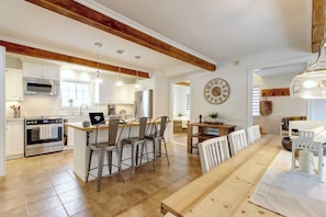 Fridge, microwave, oven, stovetop - Farm House Cottage -  4 season Spa in Nature - Paddleboards - In&out Fireplace (Entrelacs)