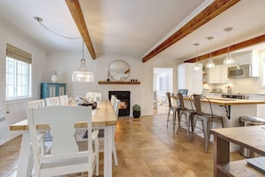 Dining - Farm House Cottage -  4 season Spa in Nature - Paddleboards - In&out Fireplace (Entrelacs)