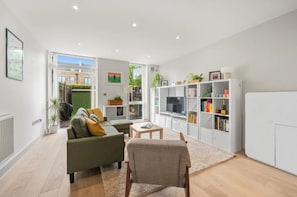 Smart TV - Bright 2BR Home w/ Private Garden Near Wimbledon (London)