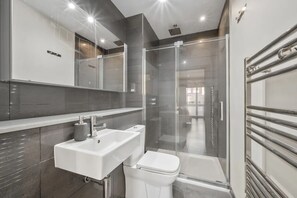 Bathroom - Bright 2BR Home w/ Private Garden Near Wimbledon (London)