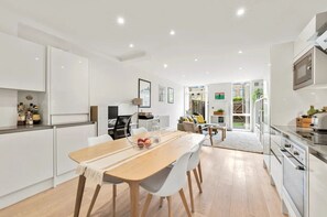Private kitchen - Bright 2BR Home w/ Private Garden Near Wimbledon (London)