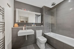 Shower, towels, soap, shampoo - Bright 2BR Home w/ Private Garden Near Wimbledon (London)