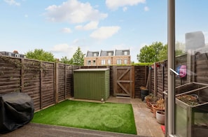 Property grounds - Bright 2BR Home w/ Private Garden Near Wimbledon (London)