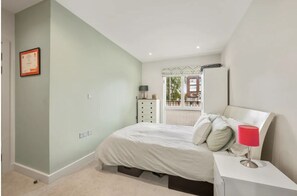 Room - Bright 2BR Home w/ Private Garden Near Wimbledon (London)