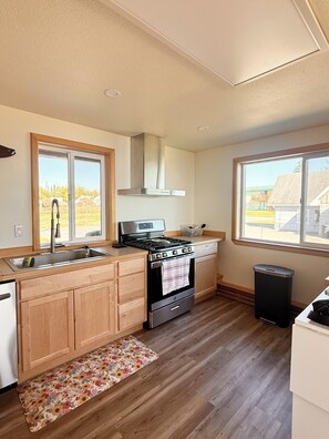 Private kitchen - The Bluff House with million dollar view (Kenai)