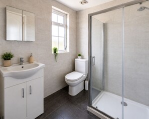 Ein Badezimmer mit Waschbecken, Toilette und Dusche.