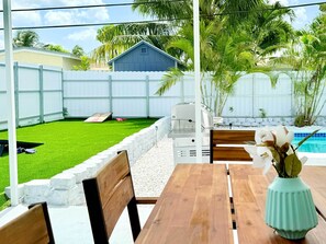 Outdoor dining - Private Pool, Arcade Games & Family Fun Near Beach (Fort Lauderdale)