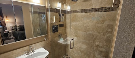 Douche, sèche-cheveux, serviettes fournies, savon
