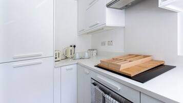 Coffee/tea maker, fridge, microwave, oven