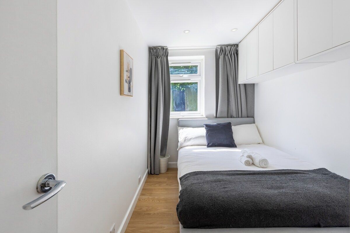 2 bedrooms, iron/ironing board, Internet, bed sheets