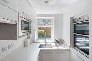 Private kitchen - Modern 2-Bed | 5 Mins to Ealing Broadway Station (London)