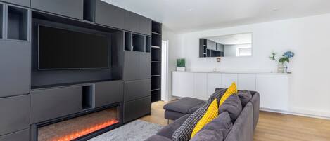 Smart TV, fireplace