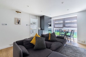 Living area - Modern 2-Bed | 5 Mins to Ealing Broadway Station (London)