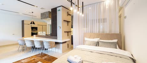 Escritorio, espacio para trabajar con laptop y cortinas blackout